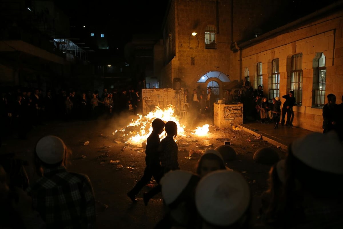 שוק מאה שערים: מאות עותקי 'יתד נאמן' ודגלי ישראל הועלו באש