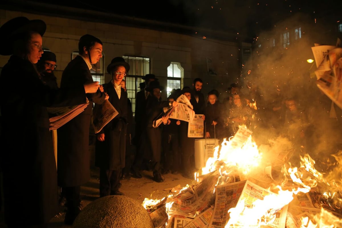 שוק מאה שערים: מאות עותקי 'יתד נאמן' ודגלי ישראל הועלו באש