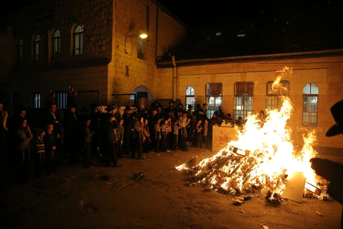 שוק מאה שערים: מאות עותקי 'יתד נאמן' ודגלי ישראל הועלו באש