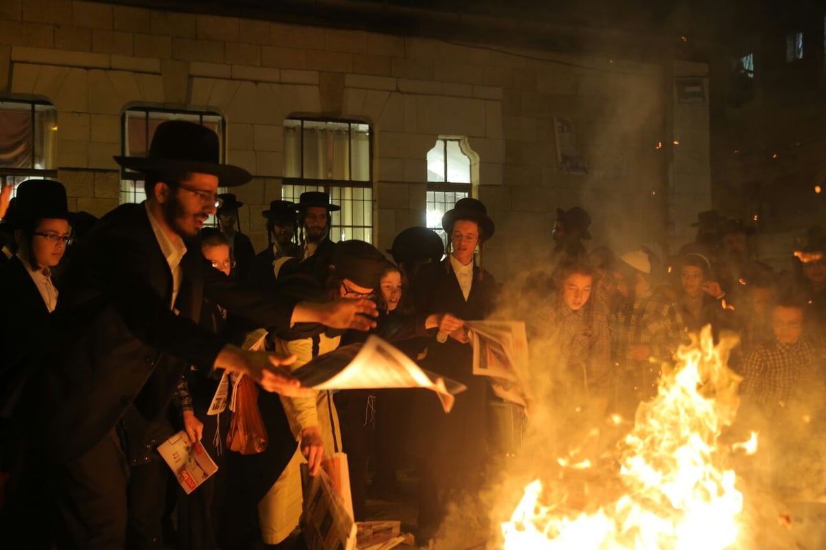 שוק מאה שערים: מאות עותקי 'יתד נאמן' ודגלי ישראל הועלו באש