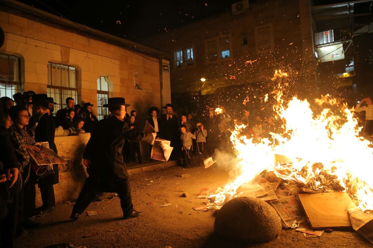 שוק מאה שערים: מאות עותקי 'יתד נאמן' ודגלי ישראל הועלו באש