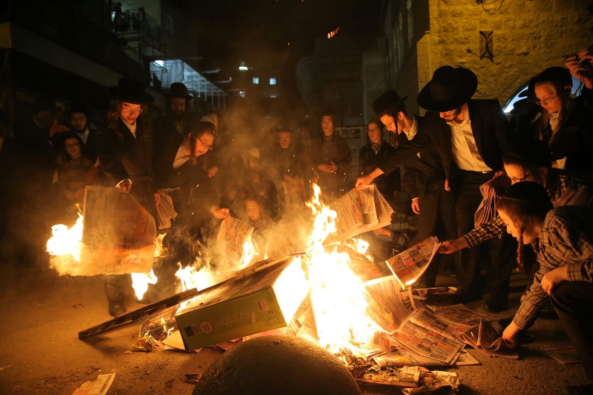 שוק מאה שערים: מאות עותקי 'יתד נאמן' ודגלי ישראל הועלו באש