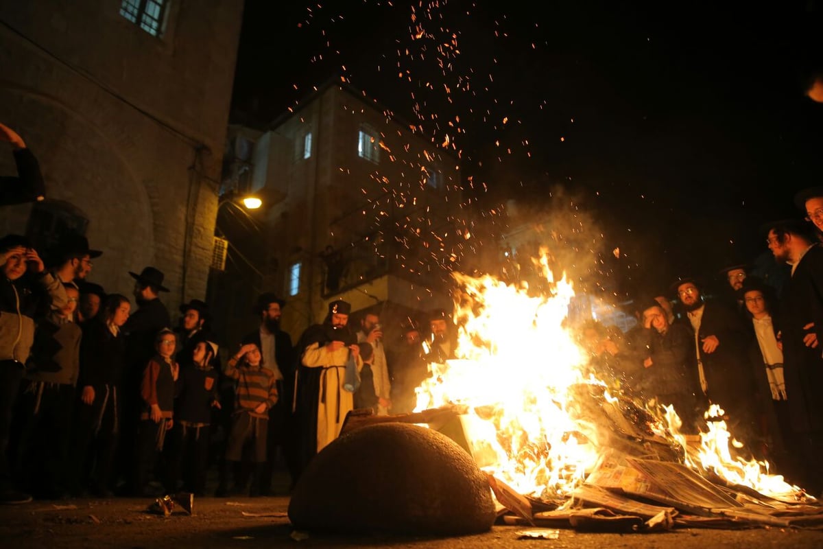 שוק מאה שערים: מאות עותקי 'יתד נאמן' ודגלי ישראל הועלו באש