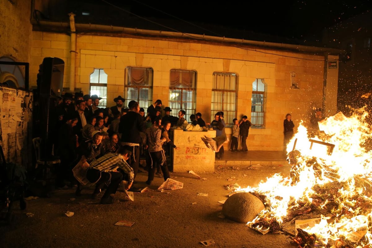 שוק מאה שערים: מאות עותקי 'יתד נאמן' ודגלי ישראל הועלו באש