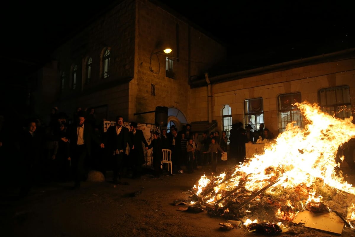 שוק מאה שערים: מאות עותקי 'יתד נאמן' ודגלי ישראל הועלו באש