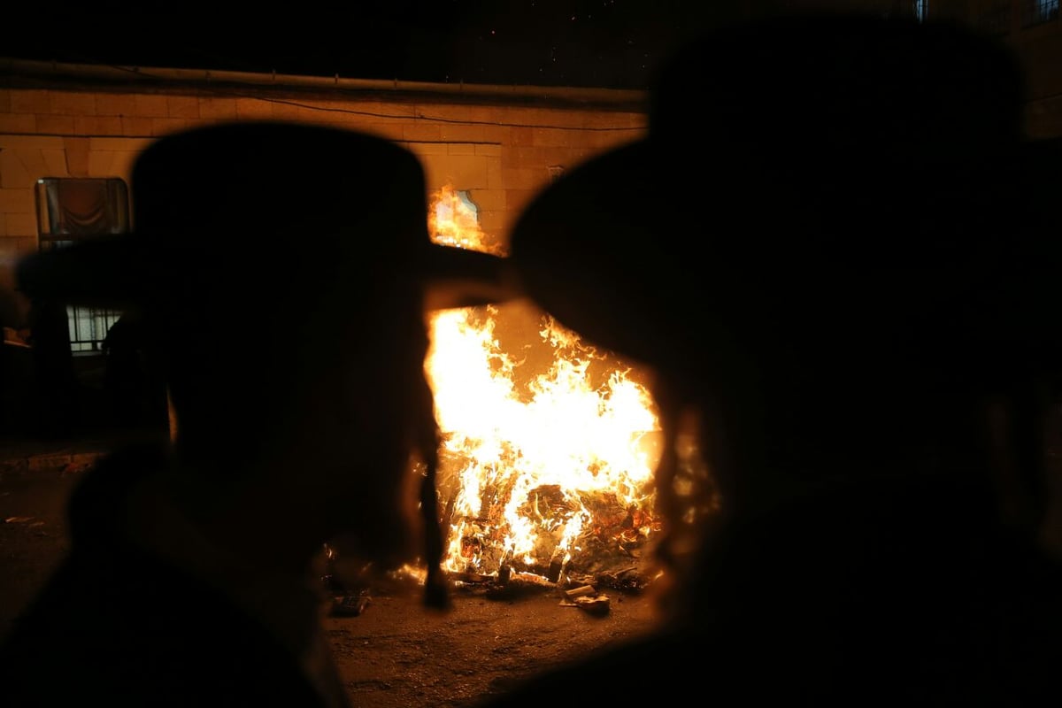 שוק מאה שערים: מאות עותקי 'יתד נאמן' ודגלי ישראל הועלו באש