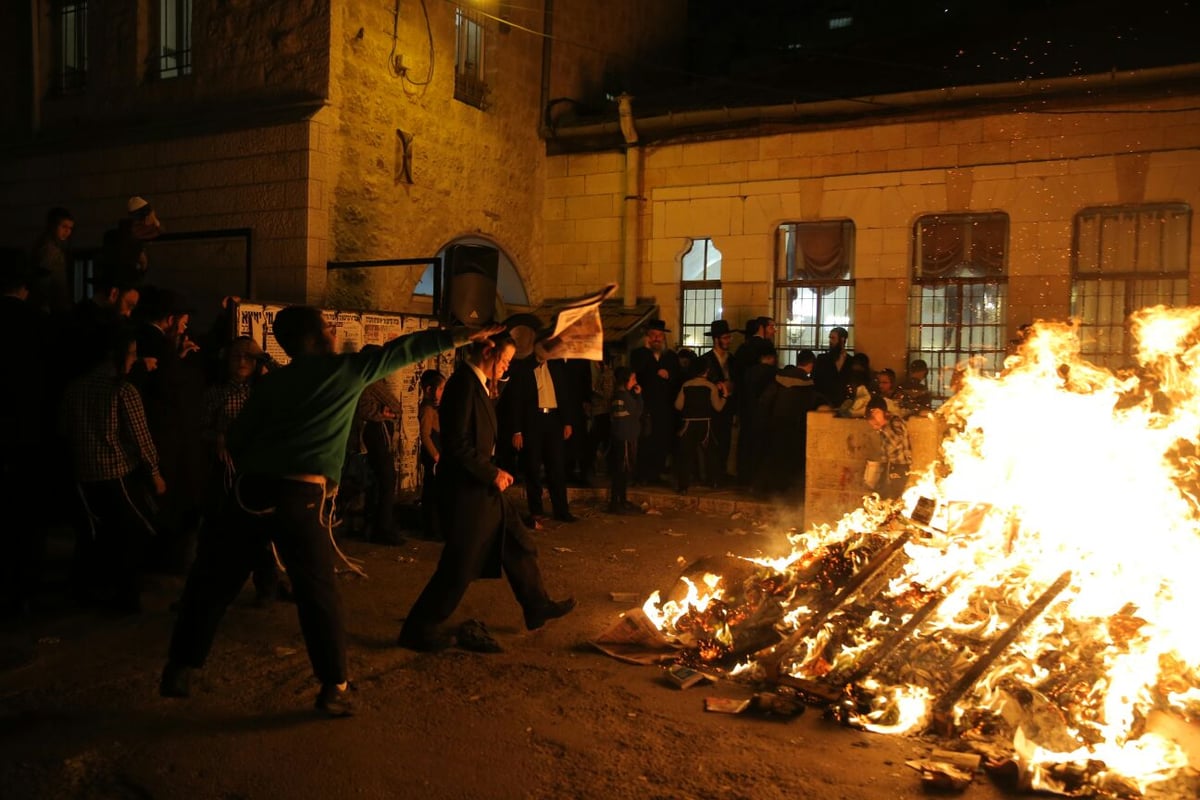 שוק מאה שערים: מאות עותקי 'יתד נאמן' ודגלי ישראל הועלו באש