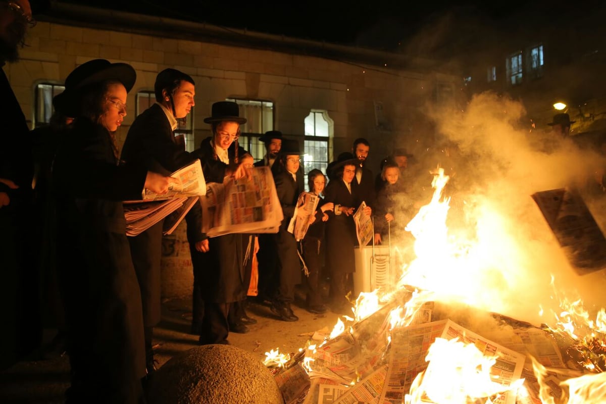 שוק מאה שערים: מאות עותקי 'יתד נאמן' ודגלי ישראל הועלו באש