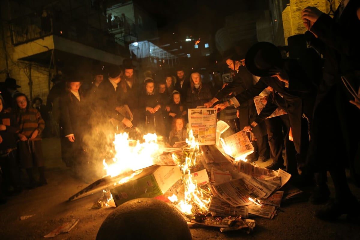 שוק מאה שערים: מאות עותקי 'יתד נאמן' ודגלי ישראל הועלו באש