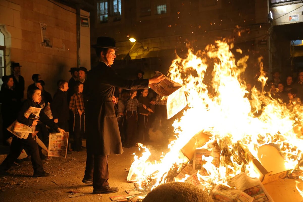 שוק מאה שערים: מאות עותקי 'יתד נאמן' ודגלי ישראל הועלו באש