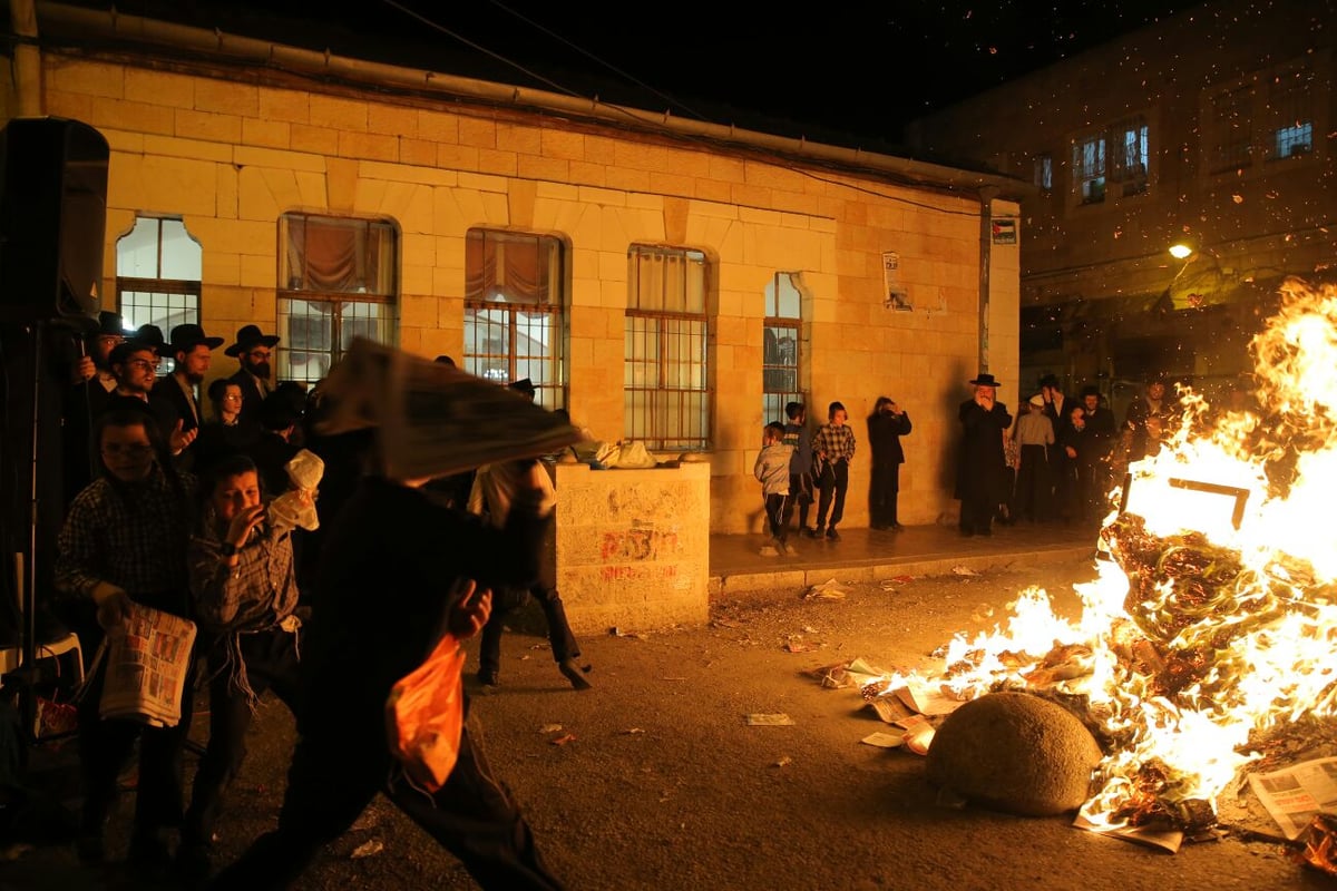 שוק מאה שערים: מאות עותקי 'יתד נאמן' ודגלי ישראל הועלו באש