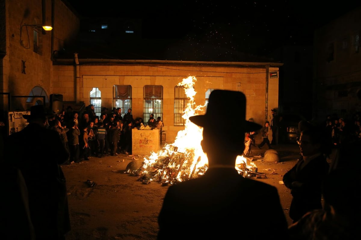 שוק מאה שערים: מאות עותקי 'יתד נאמן' ודגלי ישראל הועלו באש