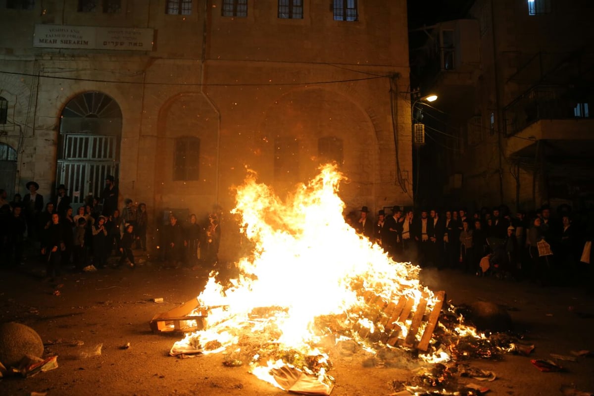 שוק מאה שערים: מאות עותקי 'יתד נאמן' ודגלי ישראל הועלו באש