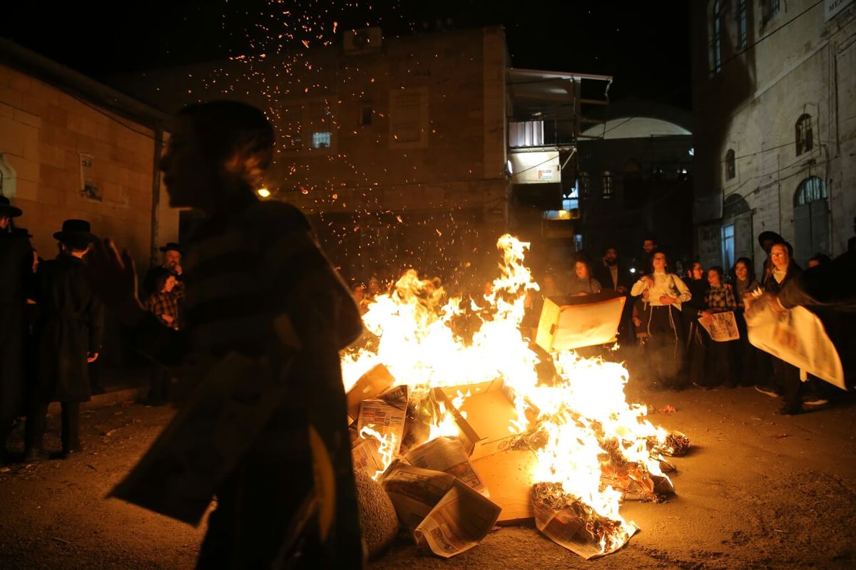 שוק מאה שערים: מאות עותקי 'יתד נאמן' ודגלי ישראל הועלו באש