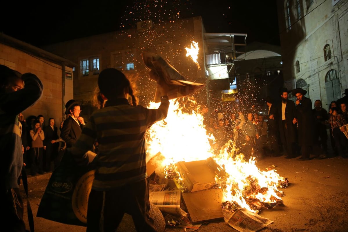 שוק מאה שערים: מאות עותקי 'יתד נאמן' ודגלי ישראל הועלו באש