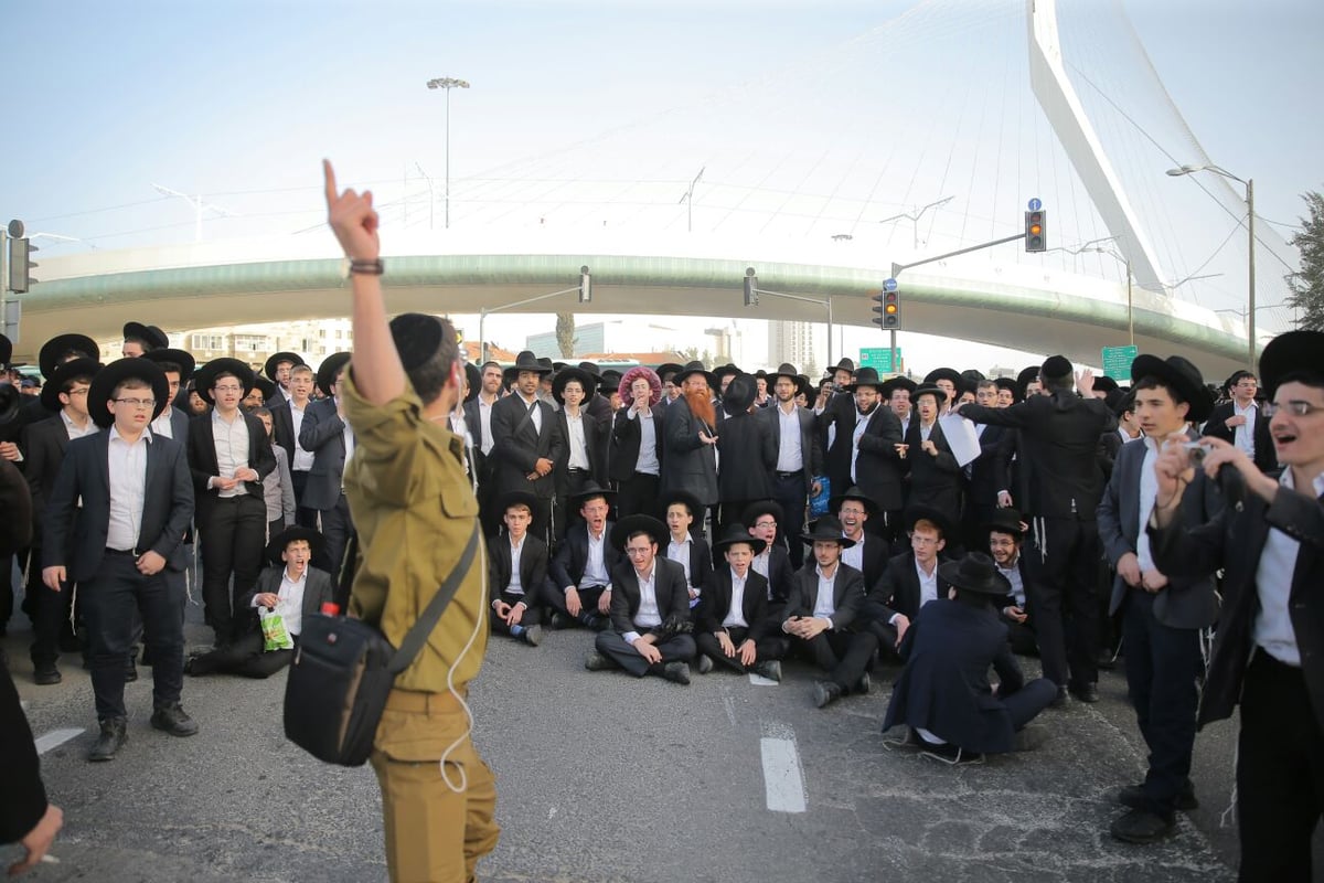 מפגיני 'הפלג' חסמו את ירושלים; המשטרה פינתה בכוח