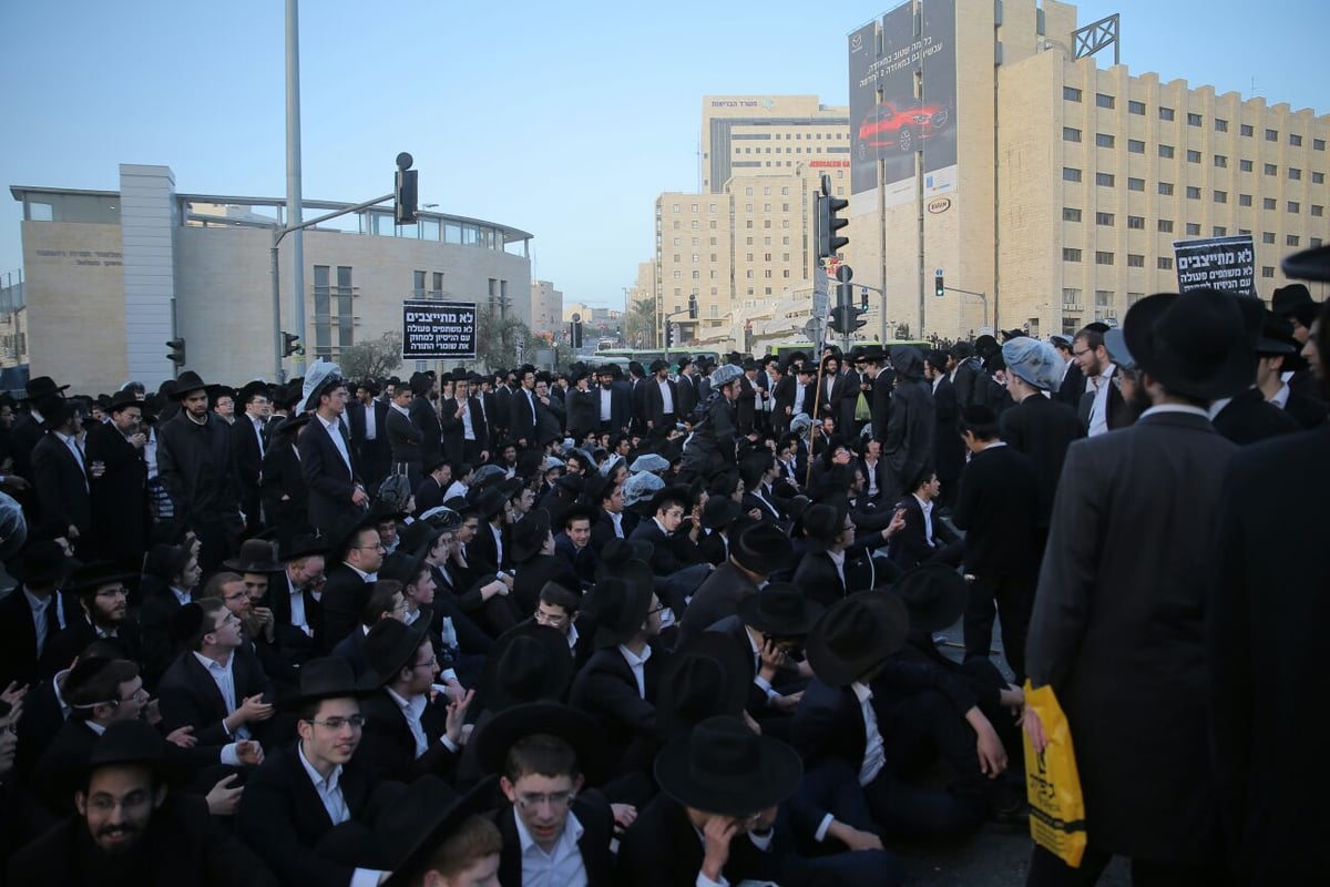 מפגיני 'הפלג' חסמו את ירושלים; המשטרה פינתה בכוח