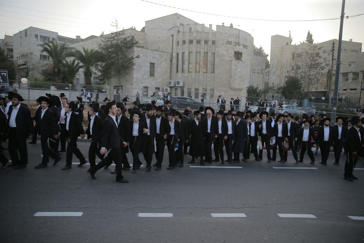 מפגיני 'הפלג' חסמו את ירושלים; המשטרה פינתה בכוח