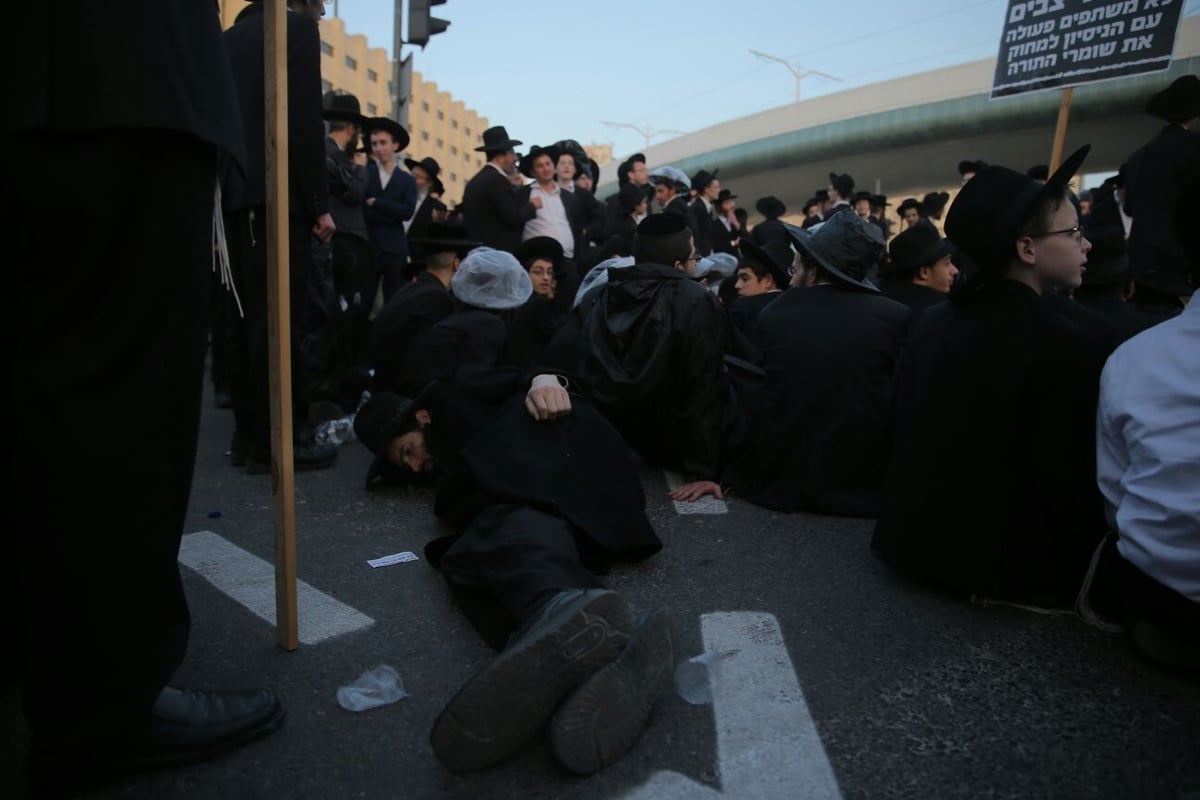 מפגיני 'הפלג' חסמו את ירושלים; המשטרה פינתה בכוח