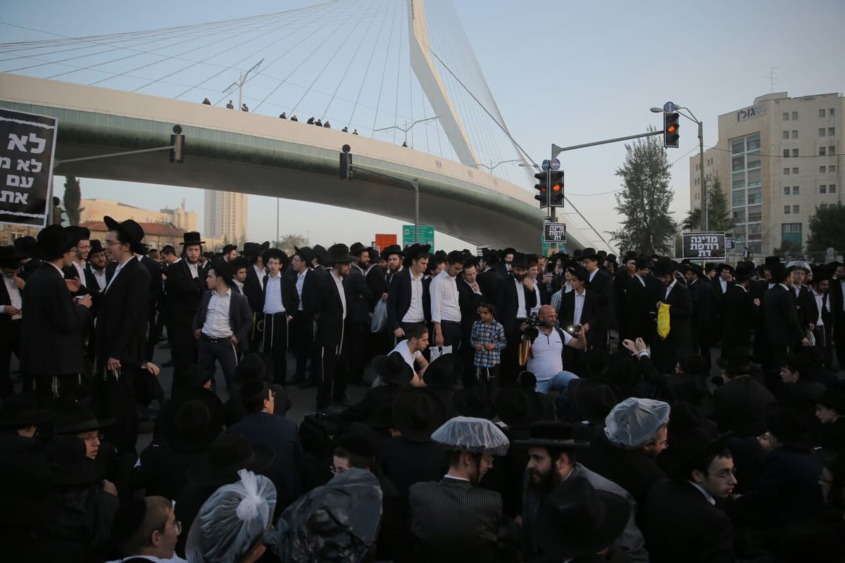 מפגיני 'הפלג' חסמו את ירושלים; המשטרה פינתה בכוח