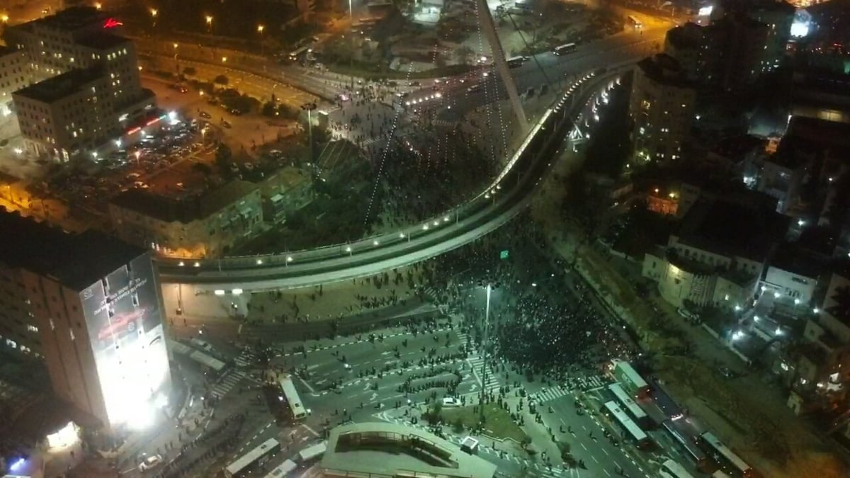 הסתערות הפרשים והמהומות בהפגנה • צפו