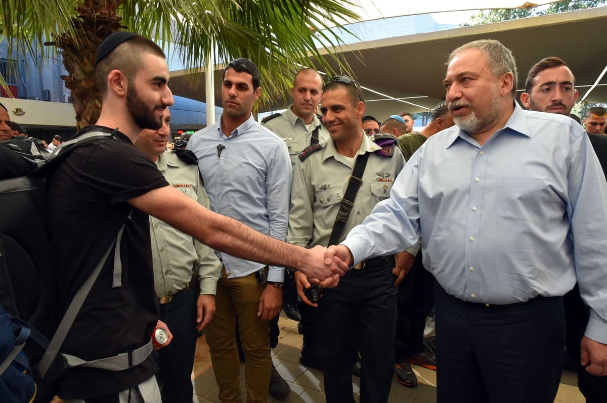 ליברמן עקץ את נפתלי בנט: "המחנך הדגול"