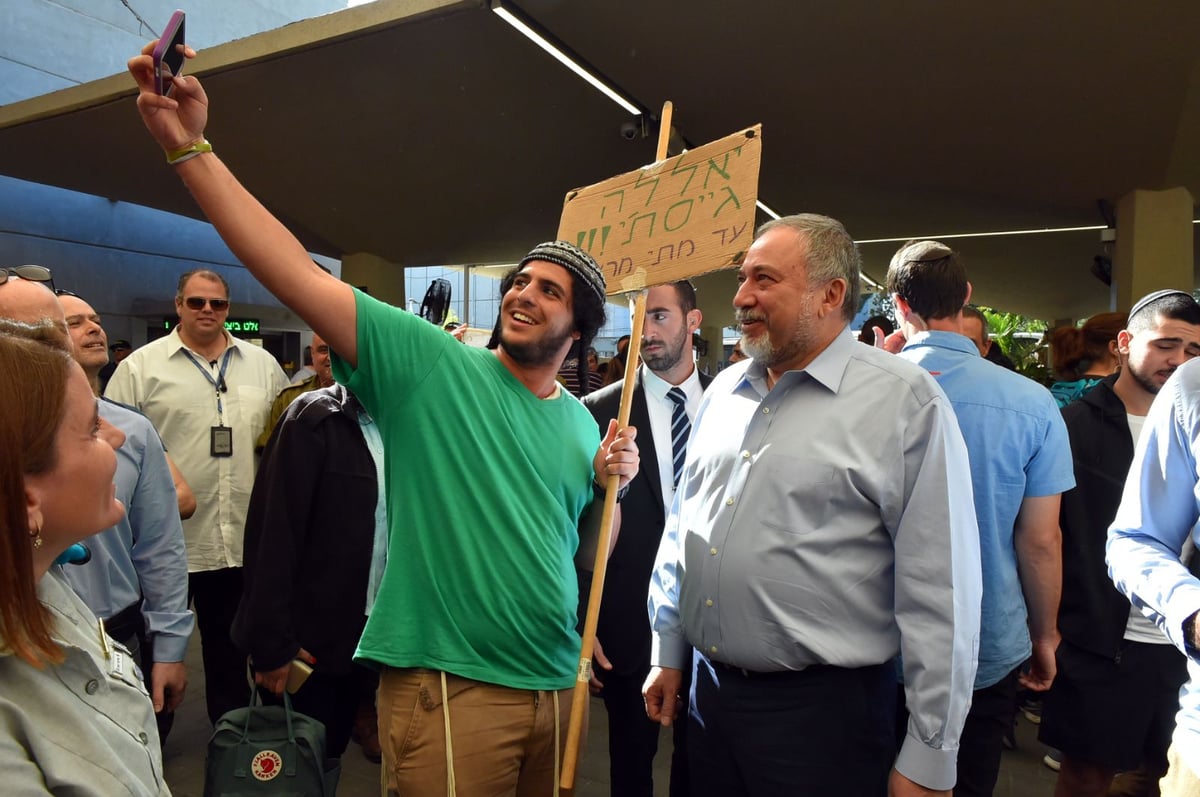 ליברמן עקץ את נפתלי בנט: "המחנך הדגול"