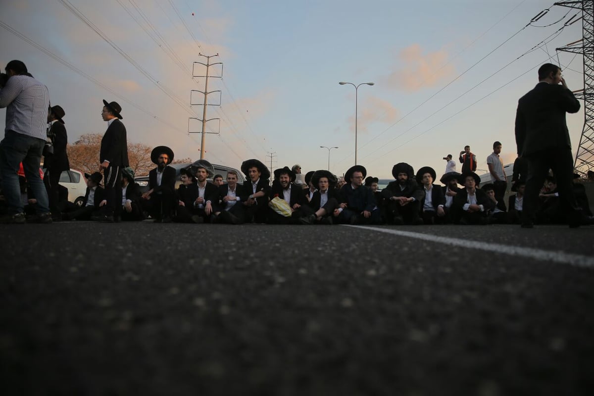 הפגנת הפלג הירושלמי בב"ב  • גלרית סיכום