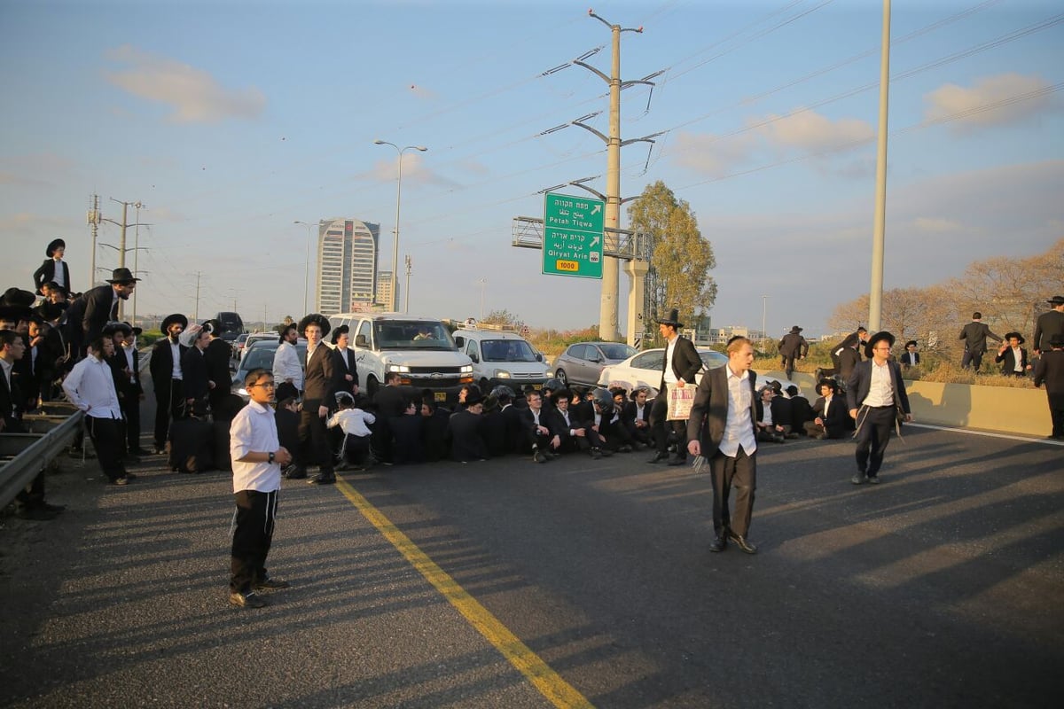 הפגנת הפלג הירושלמי בב"ב  • גלרית סיכום