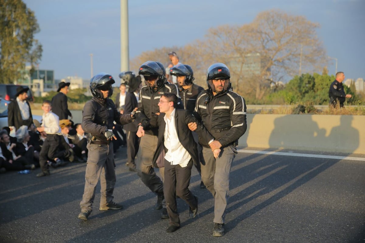 הפגנת הפלג הירושלמי בב"ב  • גלרית סיכום