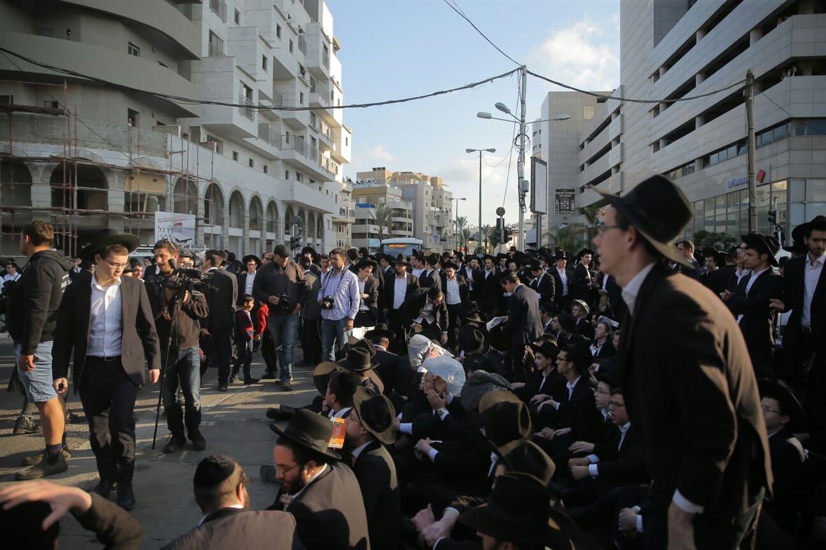 הפגנת הפלג הירושלמי בב"ב  • גלרית סיכום