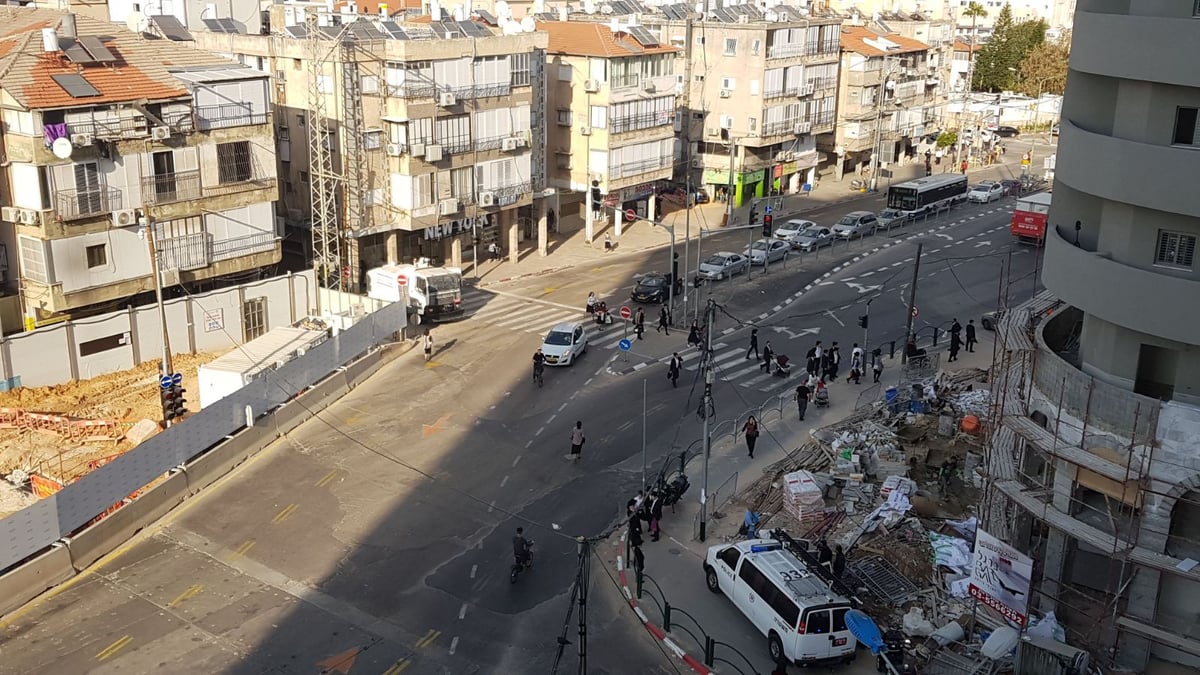 'הפלג' חסם את רחוב ז'בוטינסקי וכביש 4 • תיעוד