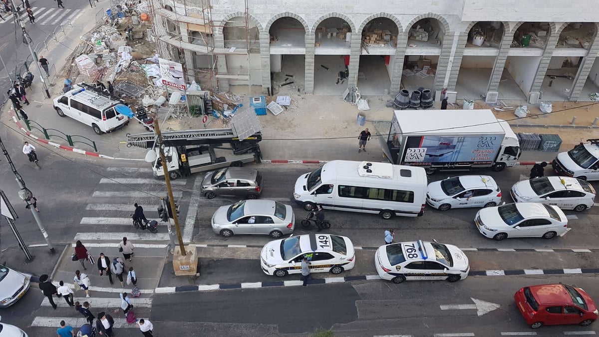 'הפלג' חסם את רחוב ז'בוטינסקי וכביש 4 • תיעוד