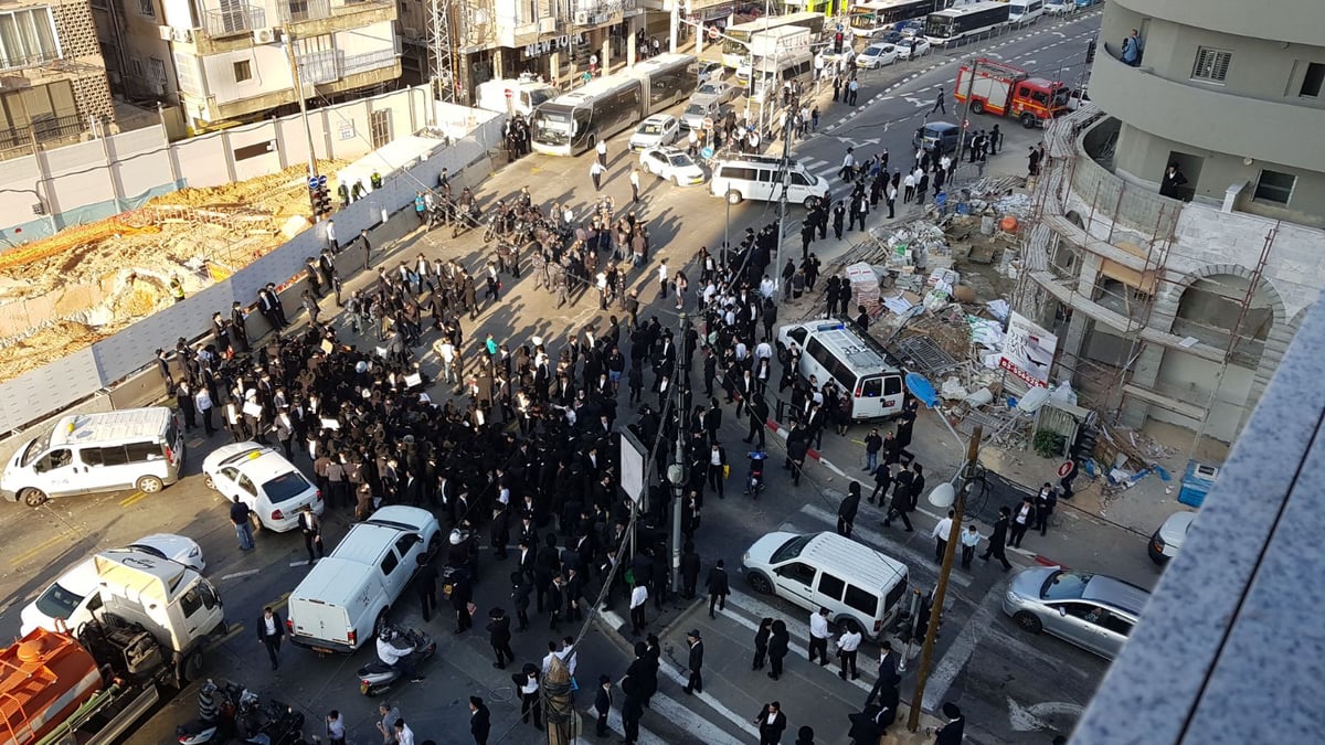 'הפלג' חסם את רחוב ז'בוטינסקי וכביש 4 • תיעוד