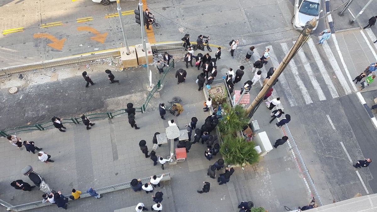 'הפלג' חסם את רחוב ז'בוטינסקי וכביש 4 • תיעוד