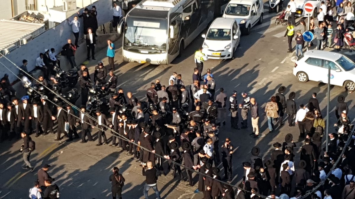 'הפלג' חסם את רחוב ז'בוטינסקי וכביש 4 • תיעוד