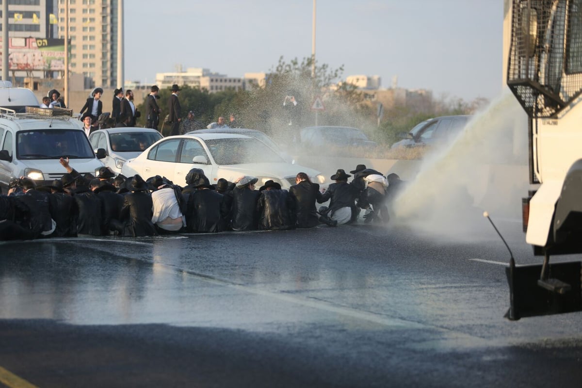 'הפלג' חסם את רחוב ז'בוטינסקי וכביש 4 • תיעוד