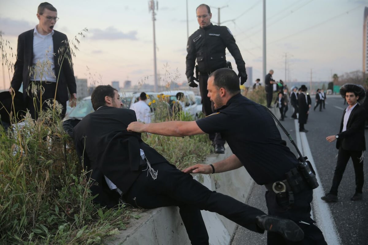 'הפלג' חסם את רחוב ז'בוטינסקי וכביש 4 • תיעוד