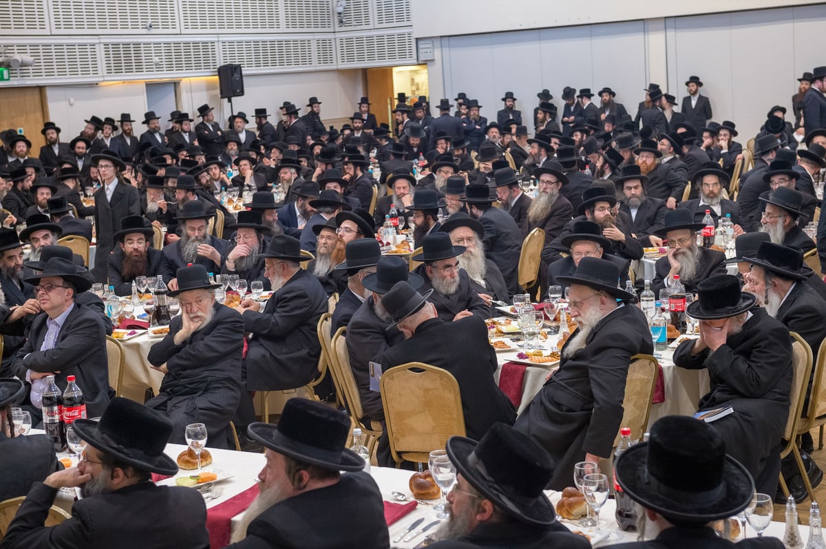 לונדון: אדמו"רים ורבנים בדינר לכולל • צפו