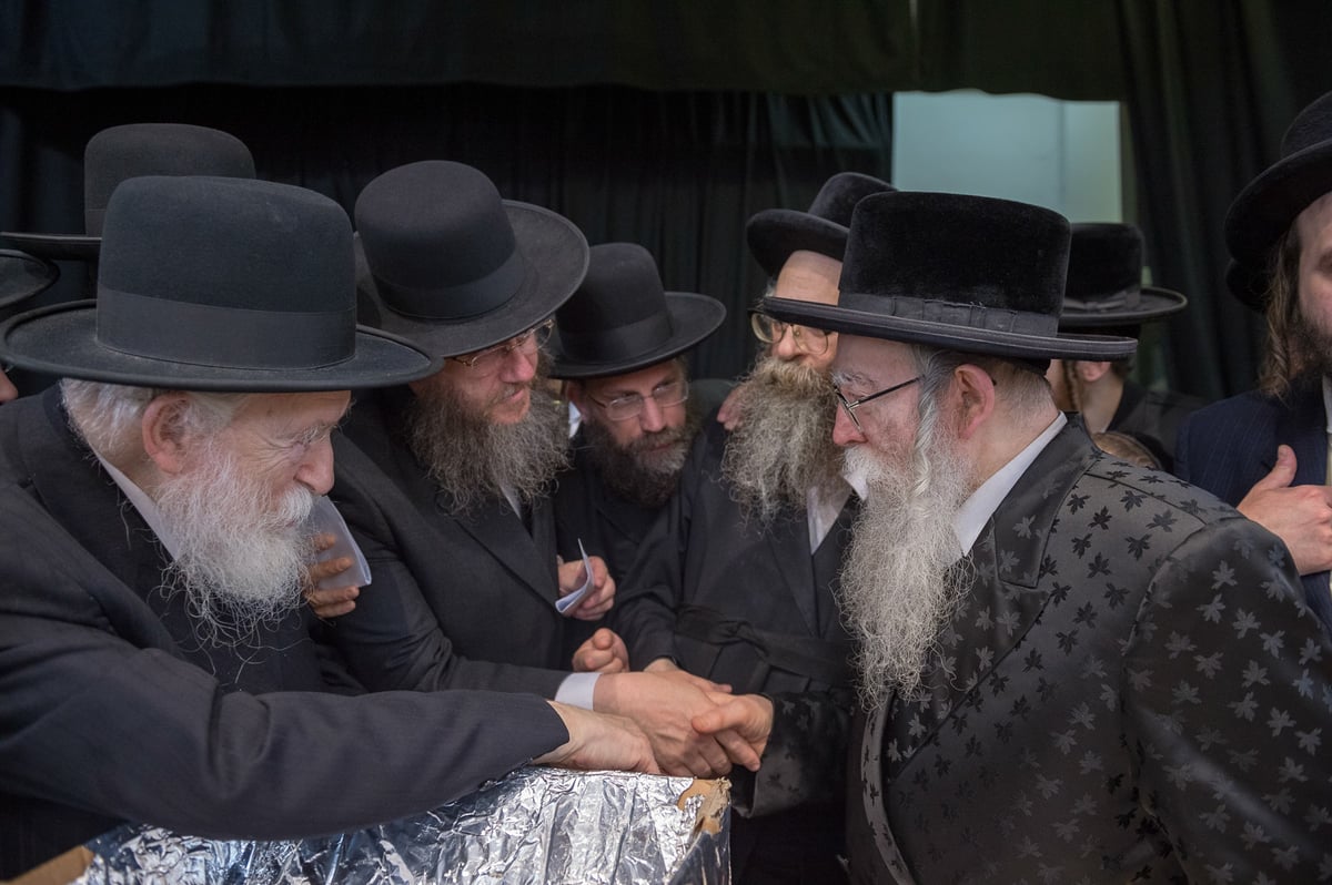 לונדון: אדמו"רים ורבנים בדינר לכולל • צפו