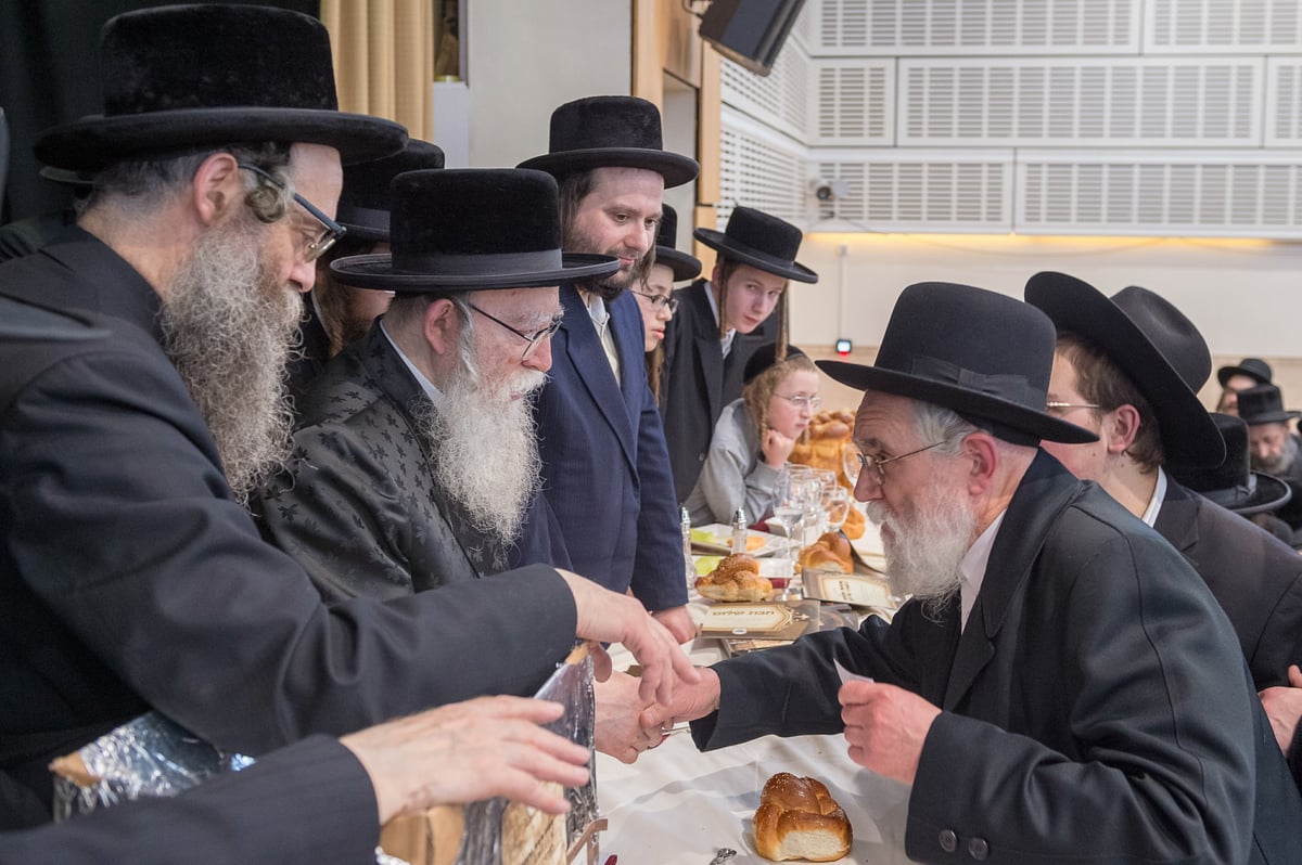 לונדון: אדמו"רים ורבנים בדינר לכולל • צפו