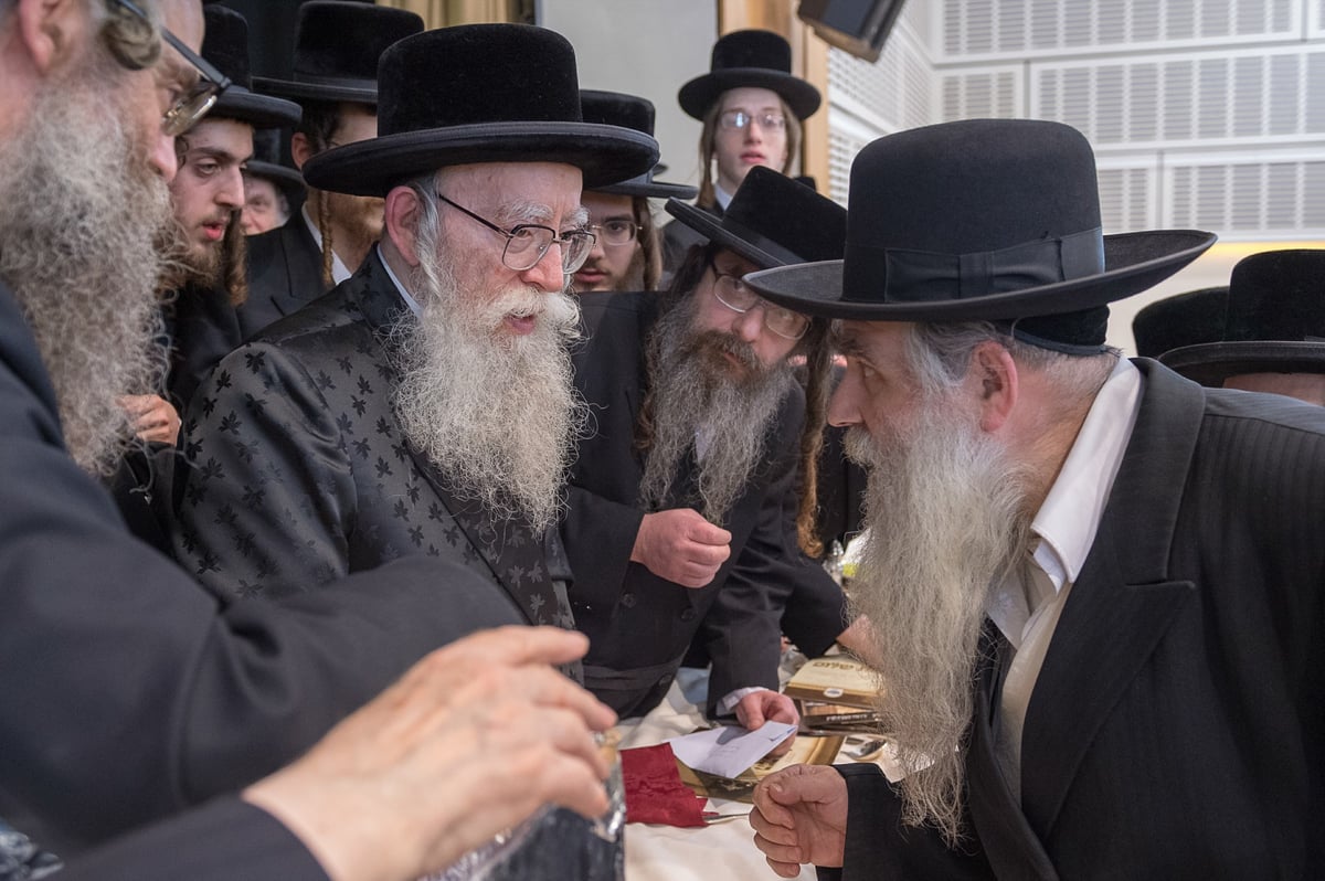 לונדון: אדמו"רים ורבנים בדינר לכולל • צפו