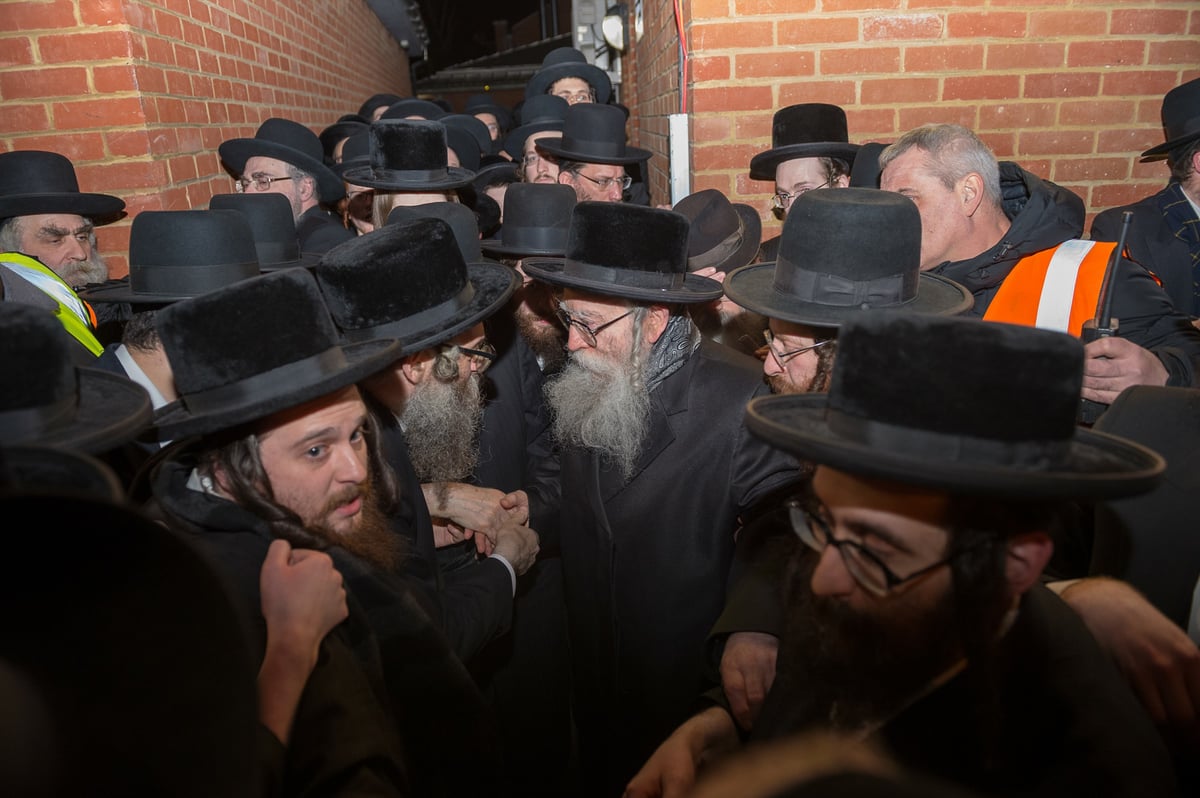 לונדון: אדמו"רים ורבנים בדינר לכולל • צפו