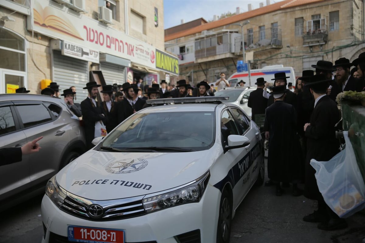 חוקרי מס הכנסה הותקפו במאה שערים וחולצו • תיעוד