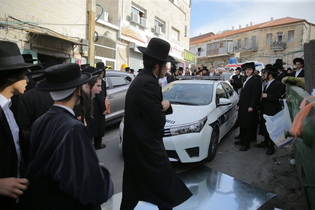 חוקרי מס הכנסה הותקפו במאה שערים וחולצו • תיעוד