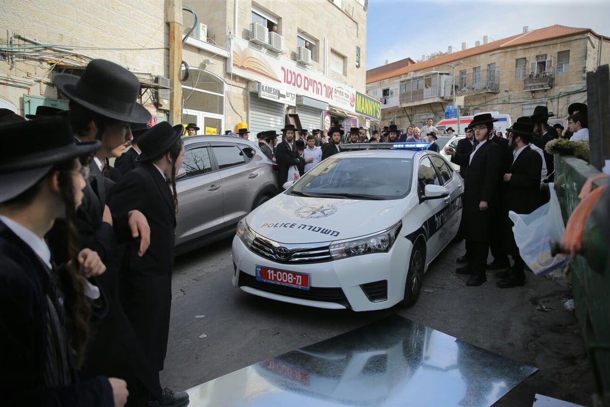 חוקרי מס הכנסה הותקפו במאה שערים וחולצו • תיעוד