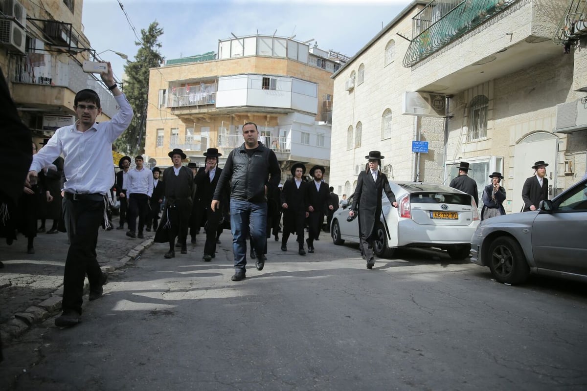 חוקרי מס הכנסה הותקפו במאה שערים וחולצו • תיעוד