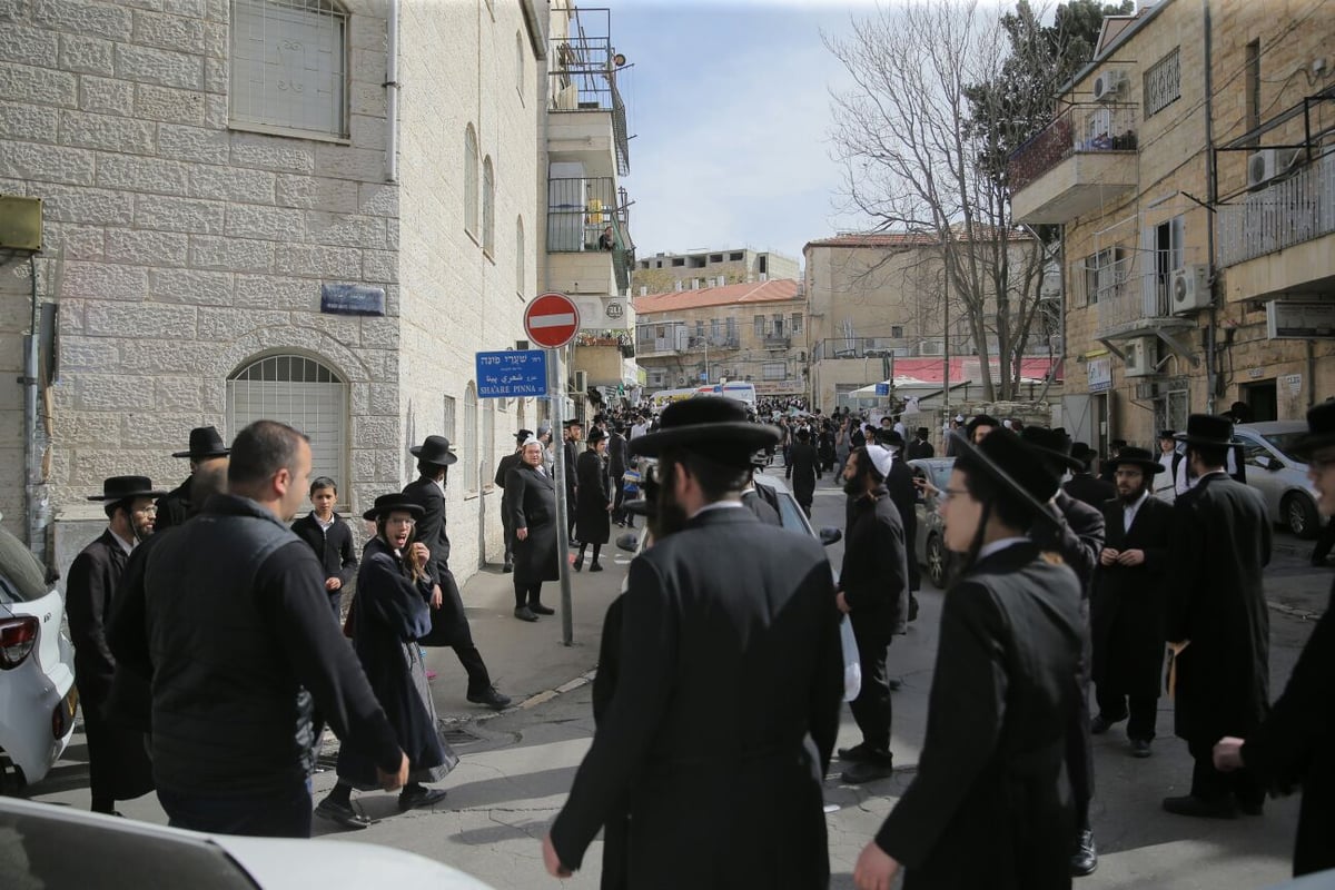 חוקרי מס הכנסה הותקפו במאה שערים וחולצו • תיעוד