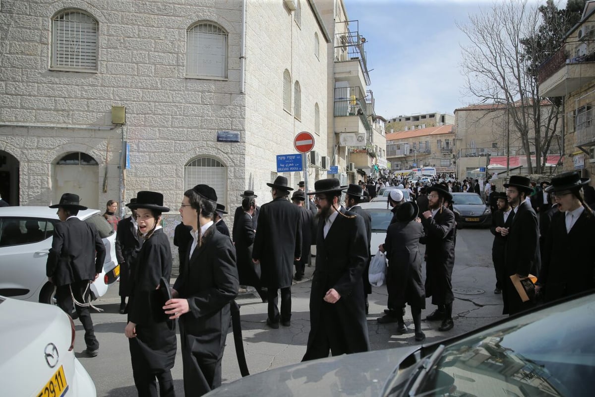 חוקרי מס הכנסה הותקפו במאה שערים וחולצו • תיעוד