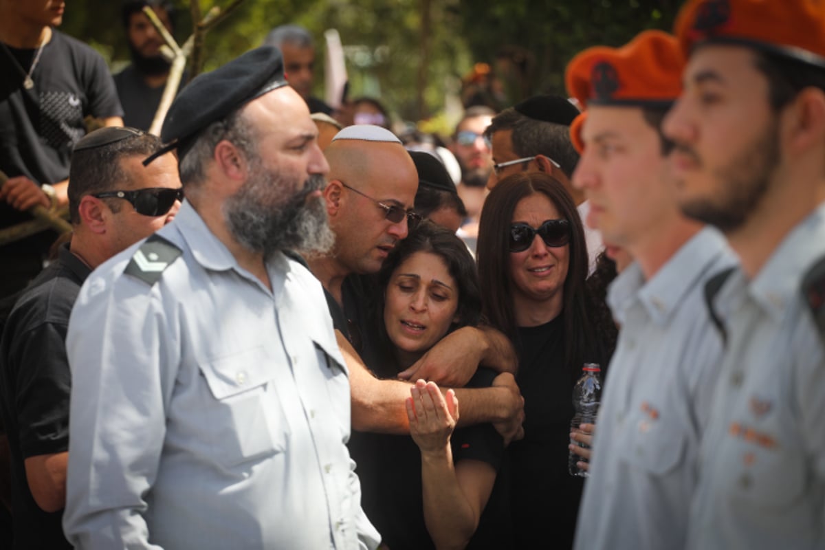 אלפים בהלויית הקצין: "שמע ישראל, למה?" • צפו